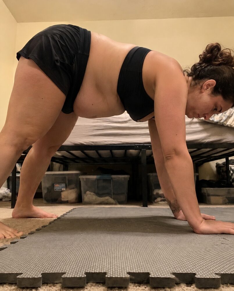 Mujer haciendo plancha en casa